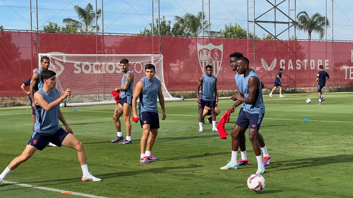 Marcos Acuña junto a Agoumé, Lukebakio, Juanlu, Gudelj, Badé e Idumbo en un entrenamiento del Sevilla FC