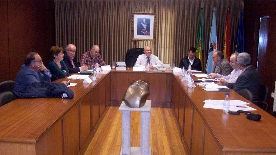 El jurado reunido ayer en Boborás para deliberar. // FdV
