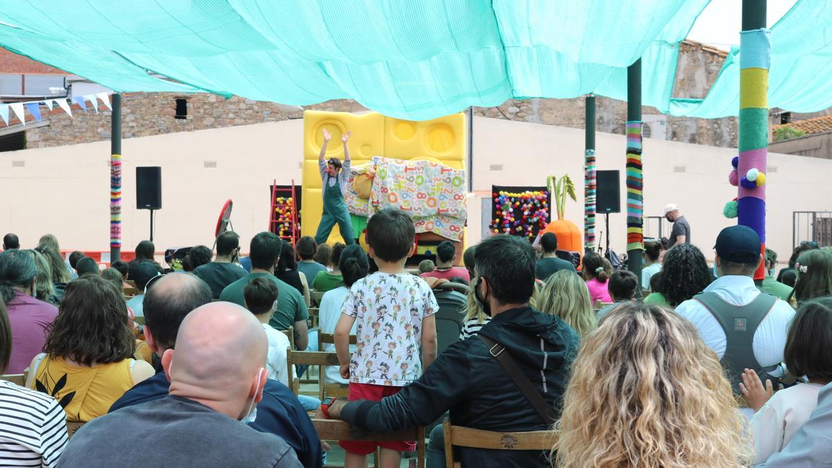 Famílies veient l&#039;espectacle &#039;El Ratolí Pérez&#039; de la companyia teatral Tutatis a l&#039;escenari Tres Porquets