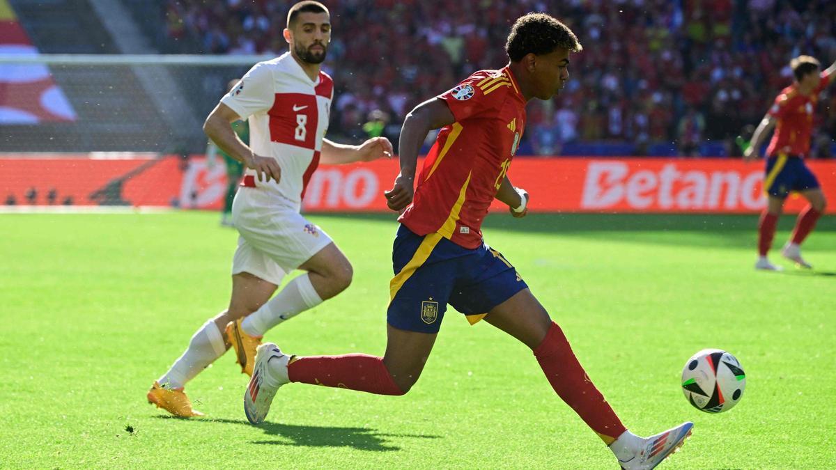 Lamine Yamal inicia una jugada de ataque en el España-Croacia en Berlín ante Kovacic.