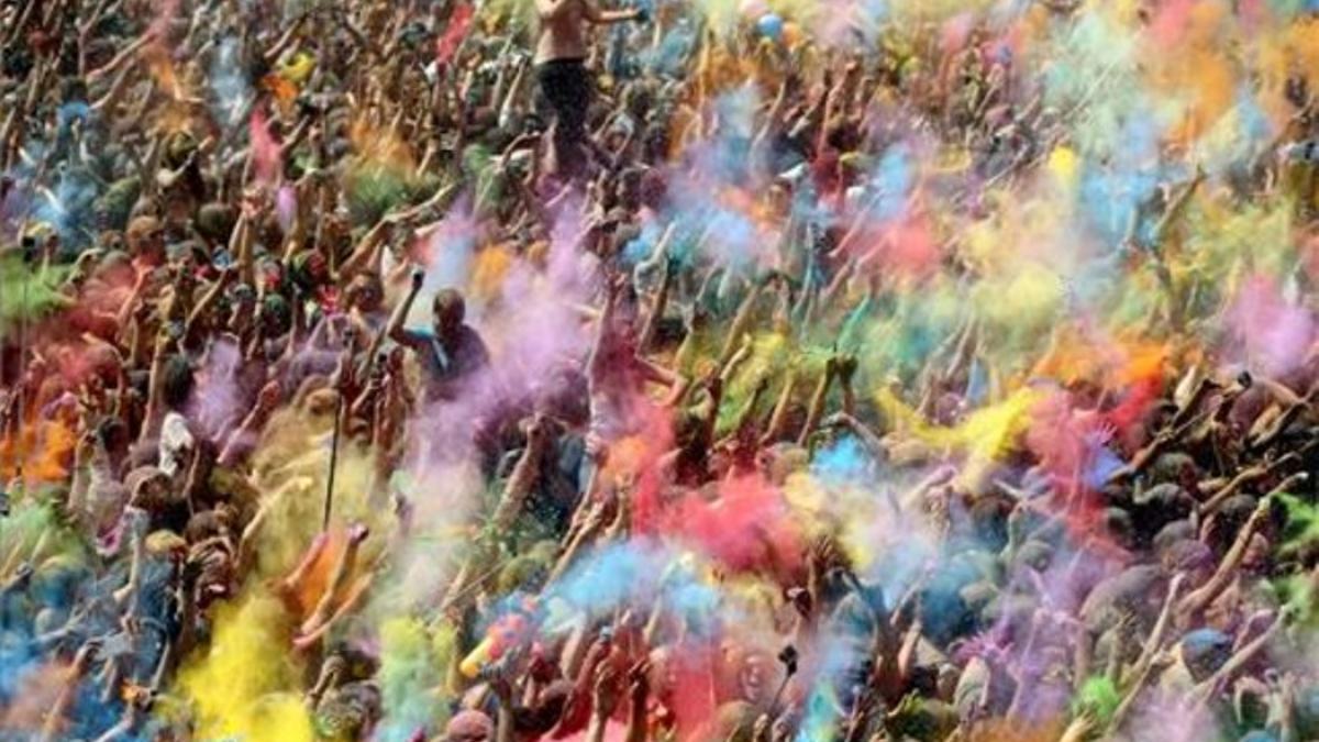 Tres olas de color bañan a los asistentes al Holi de Barcelona, este domingo.