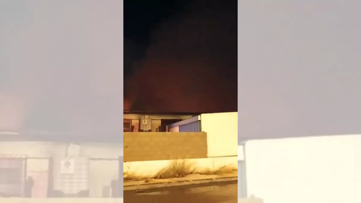 Un incendio en una empresa química en Zaragoza obliga a cortar la vía del tren