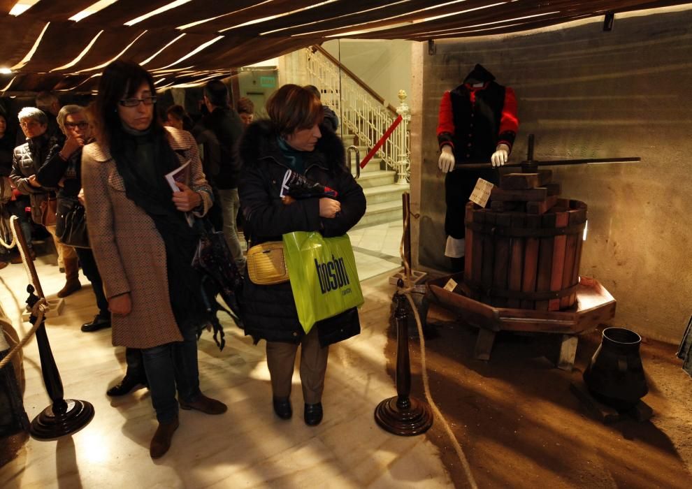 La Casa Galega da Cultura acoge una exposición con más de 40 trajes típicos de los vendimiadores vigueses que residían en la ciudad antes de la expulsión de los franceses