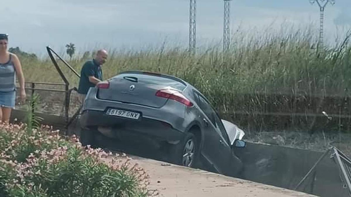 Imagen del vehículo que ha caído en la acequia de la transitada carretera de Castelló.