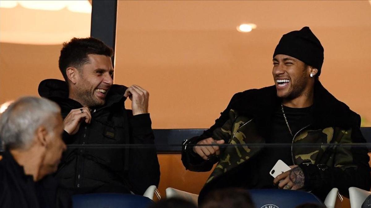 Motta, a la izquierda, bromea con neymar durante un partido del PSG