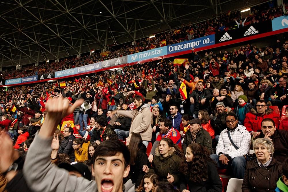 Aficionados en El Molinón durante el España-Israel