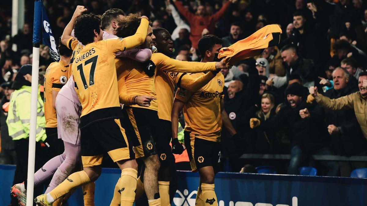 Jugadores de los Wolves celebran el gol de la victoria