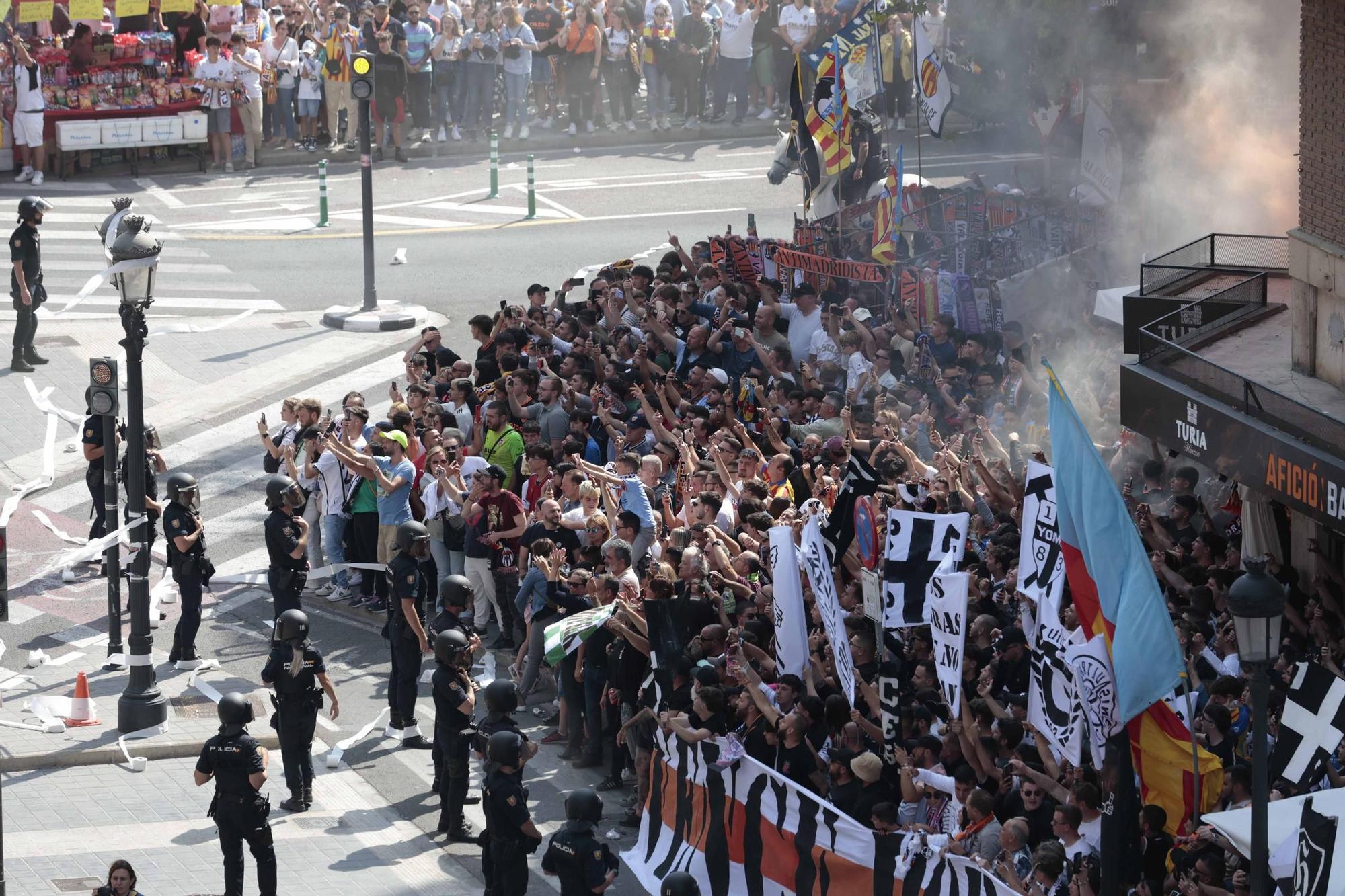 Ambientazo en la llegada de los equipos