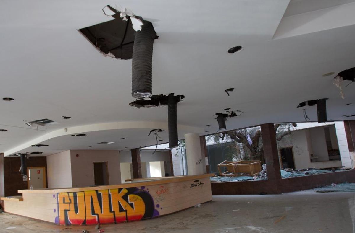 Imagen del interior del edificio, que ha sido vandalizado