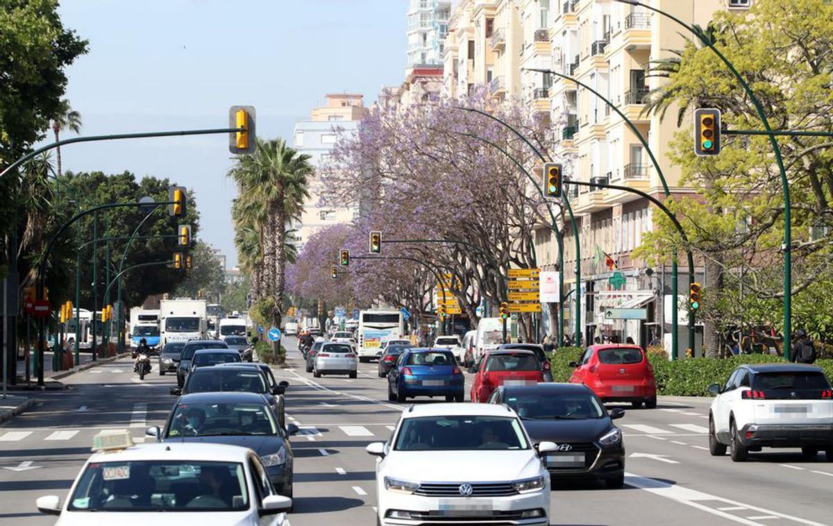 Tráfico de vehículos en Málaga. | ÁLEX ZEA