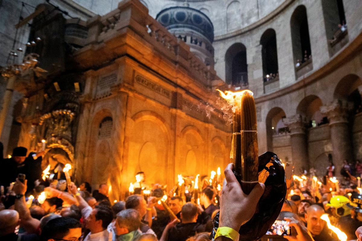 Cristianos ortodoxos celebran “Fuego Sagrado” en Jerusalén. eregrinos cristianos ortodoxos sostienen velas durante la ceremonia del Fuego Sagrado, un día antes de la Pascua ortodoxa, el sábado 15 de abril de 2023 en la Iglesia del Santo Sepulcro en la Ciudad Vieja de Jerusalén, donde muchos cristianos creen que Jesús fue crucificado y enterrado antes de resucitar.