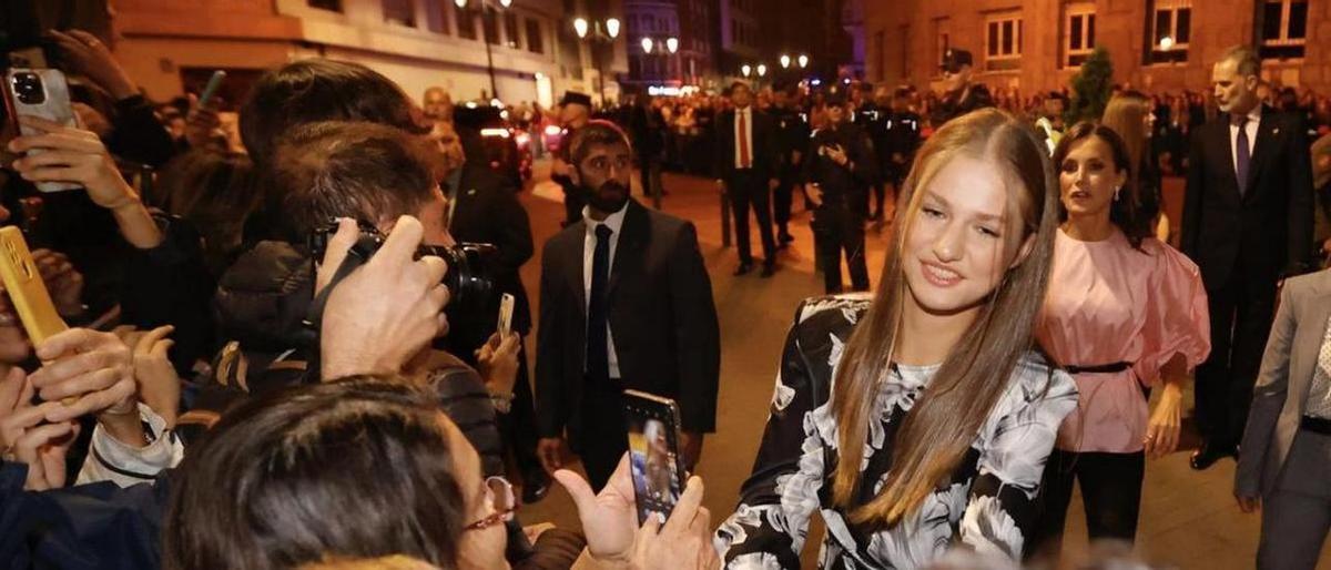 Leonor de Borbón, saludando al público, en Oviedo; detrás, su madre, la Reina Letizia.
