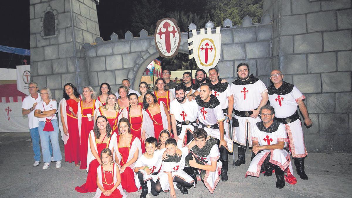 El campamento de Moros y Cristianos abrió anoche sus puertas en el parking disuasorio del Malecón.