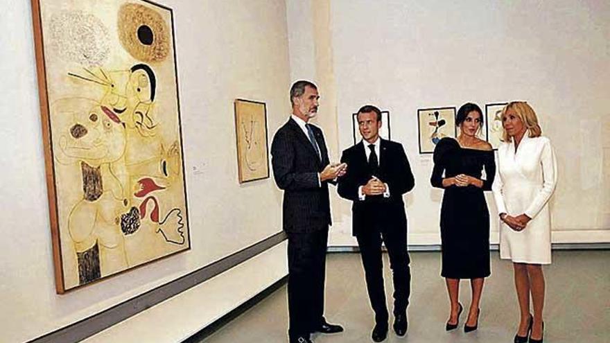 Felipe VI, Macron, doña Letizia y Brigitte contemplan las pinturas de Miró en el Grand Palais de París.