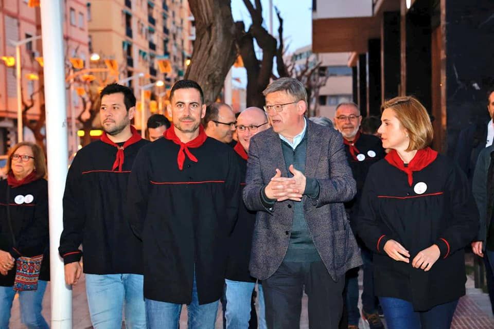 Puig visita la falle del Quint de Mislata en su 50 aniversario y tras el plantón del artista fallero