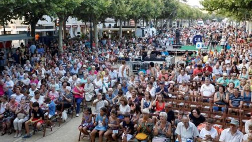 Una gentada es va acostar fins a veure el pregó.