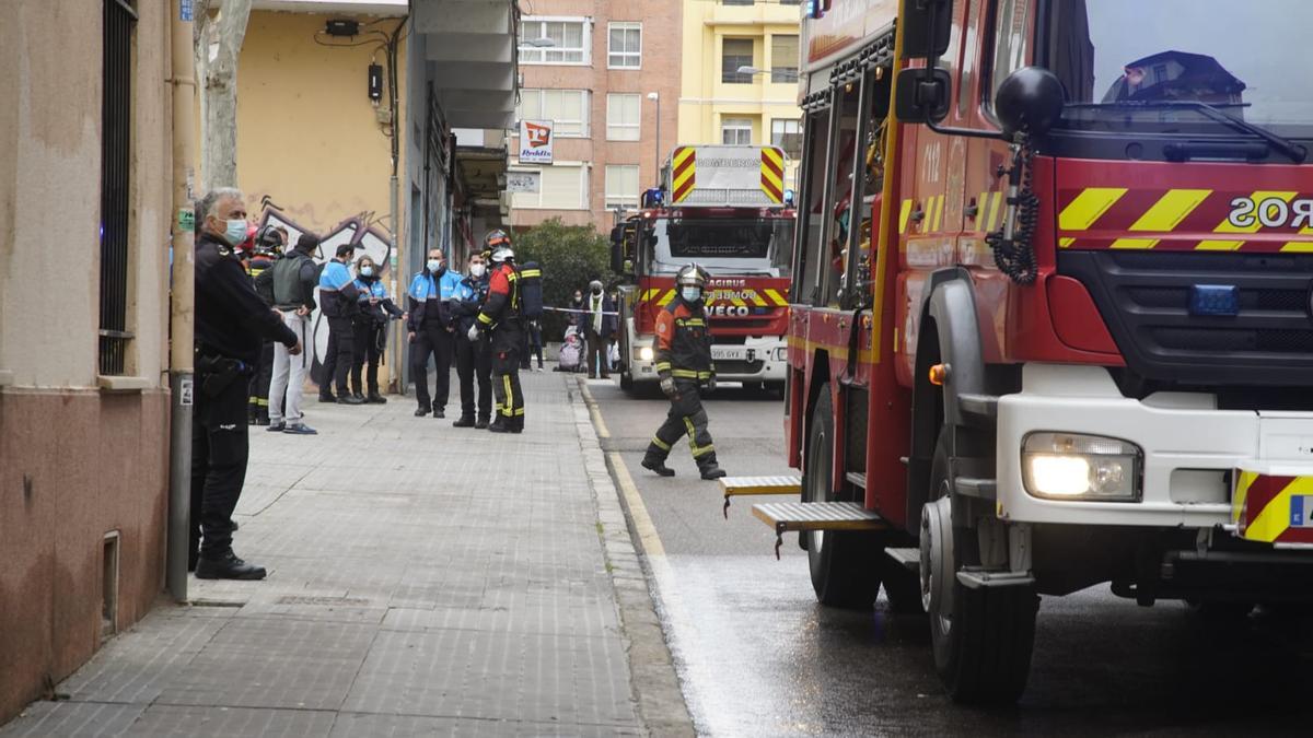Los bomberos tratan de sofocar un fuego en un restaurante de la calle Toro, Zamora.