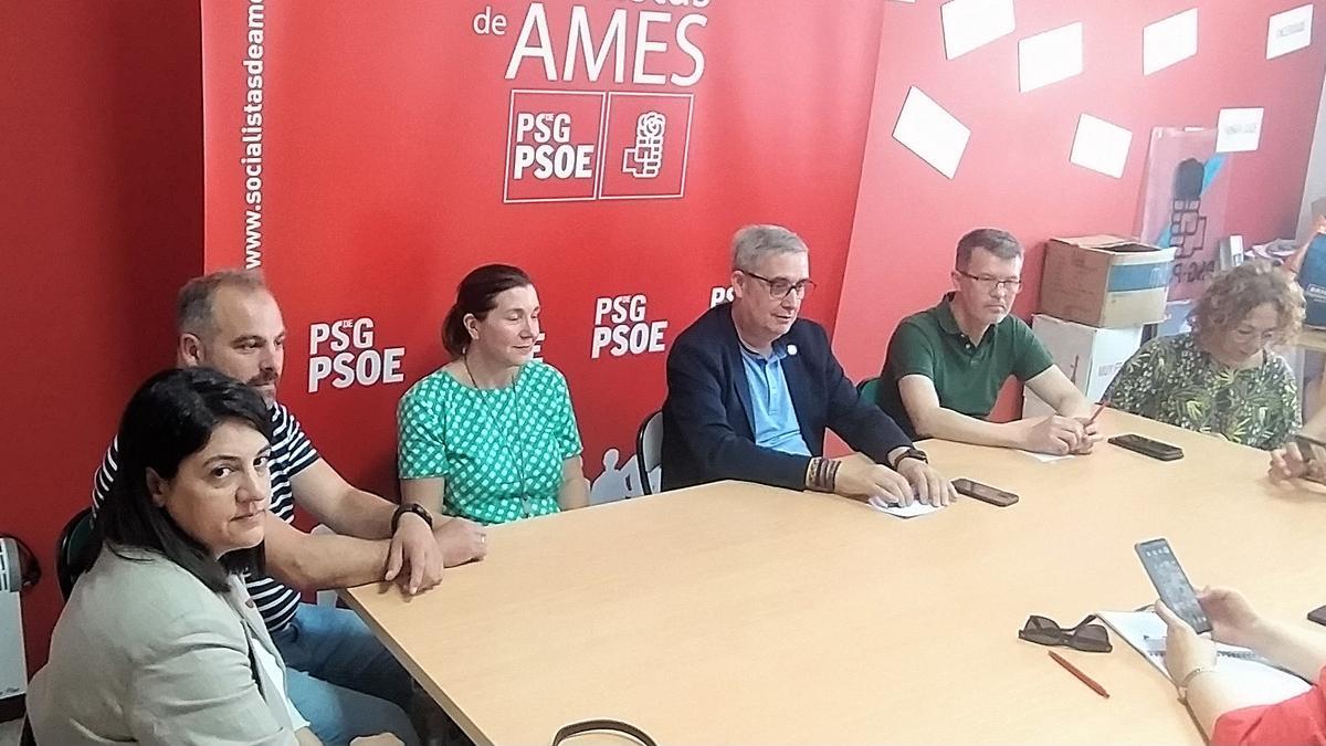 Socialistas de Ames en la reunión en la que el regidor, cuarto por la izquierda, confirmaba el gobierno en solitario