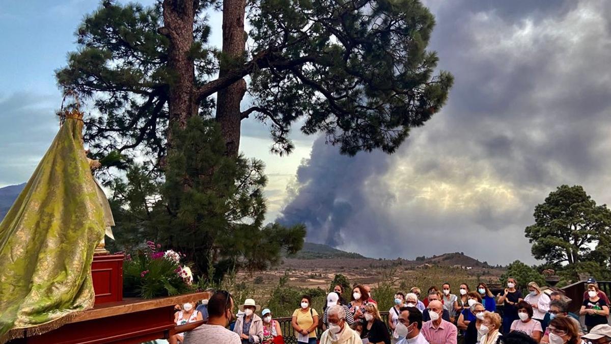 Plegarias para frenar el volcán de La Palma