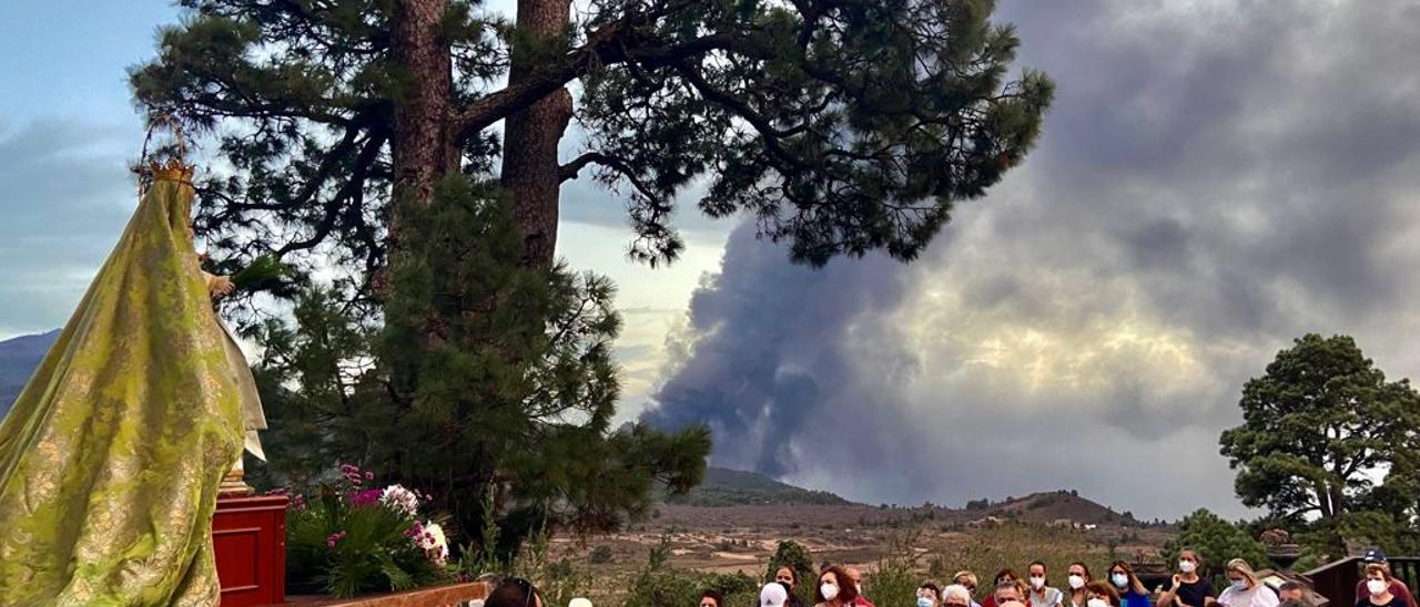 Plegarias para frenar el volcán de La Palma