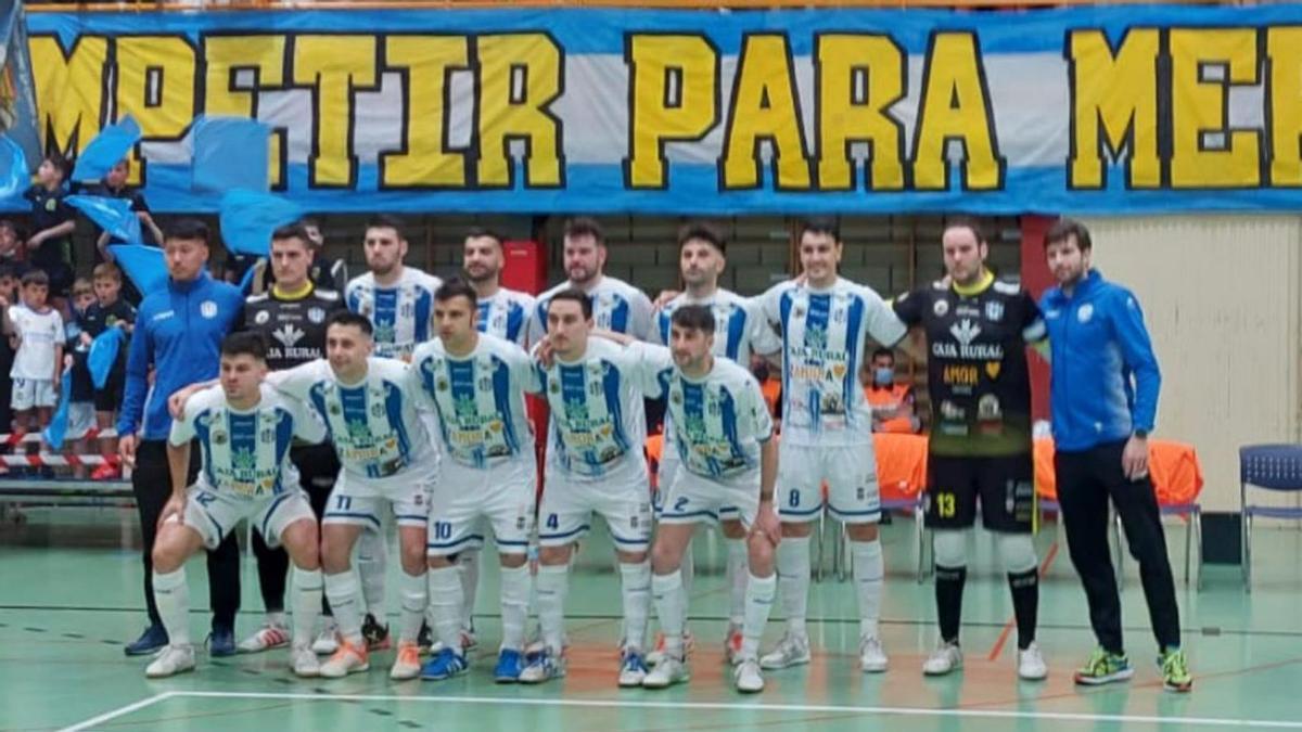 El Atlético Benavente posando al comienzo del partido.