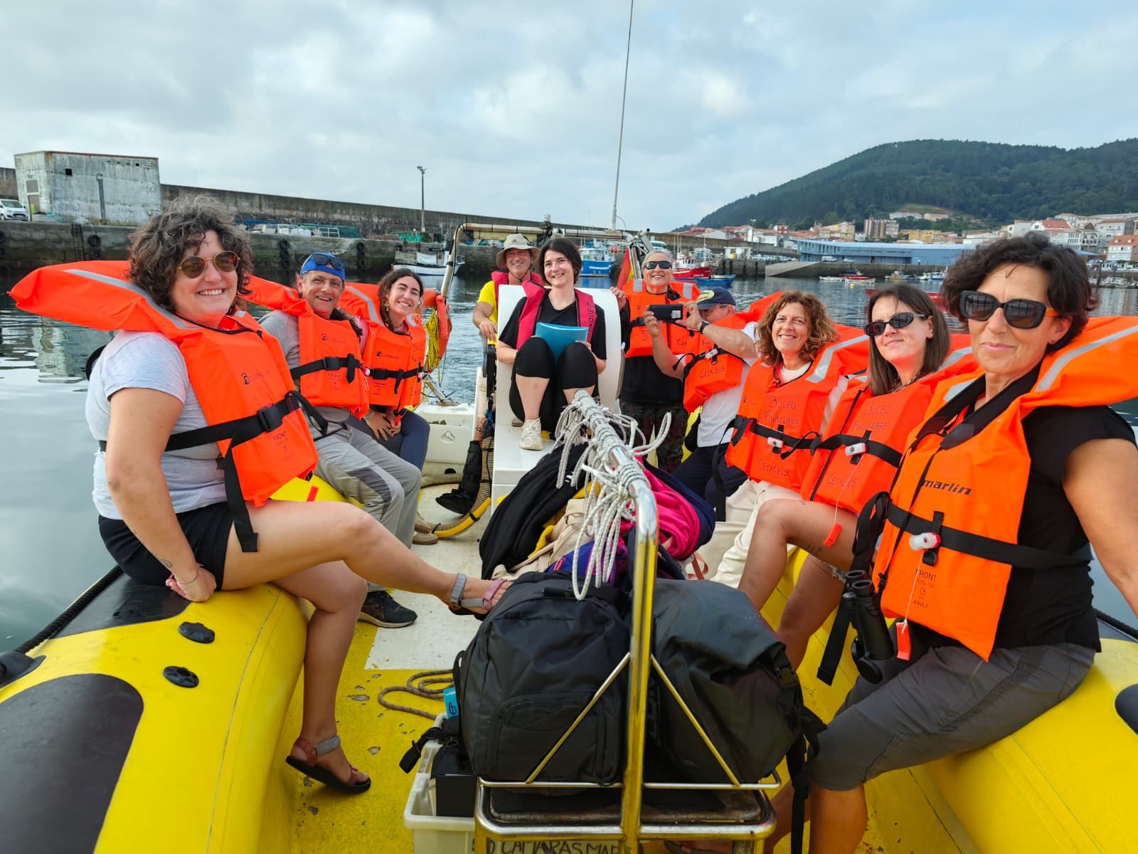 A deputada Rosa Ana García, terceira pola dereita, nunha das saídas ao mar.