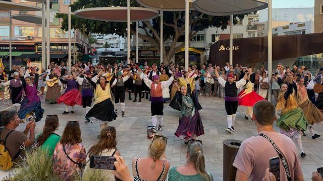El grupo de jota Estilos de Épila en el XV Festival Folclórico de Torremolinos. | SERVICIO ESPECIAL