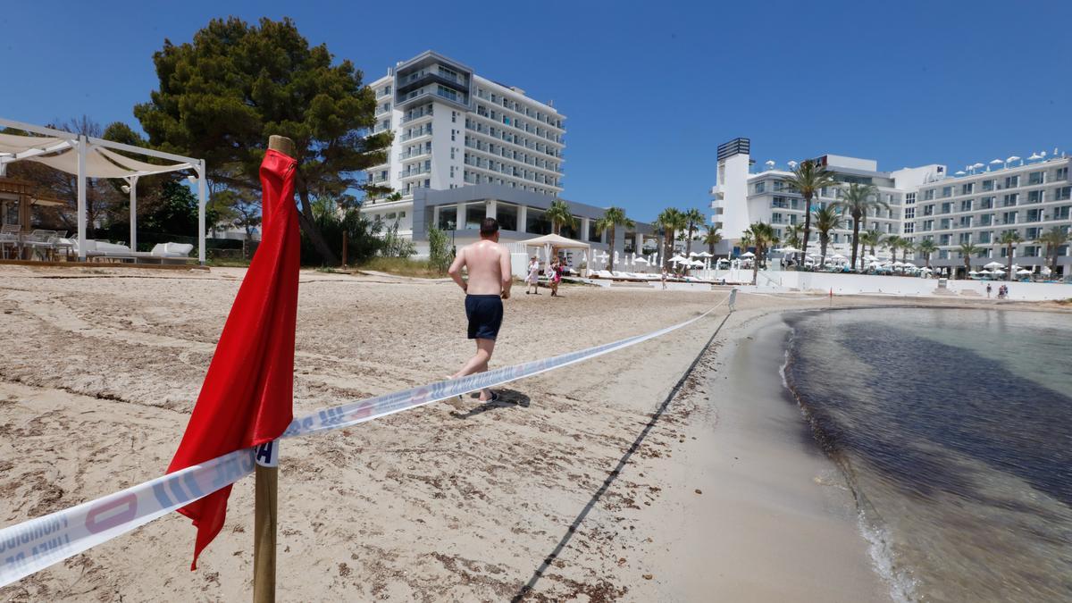 La playa sigue cerrada al baño. J.A.Riera