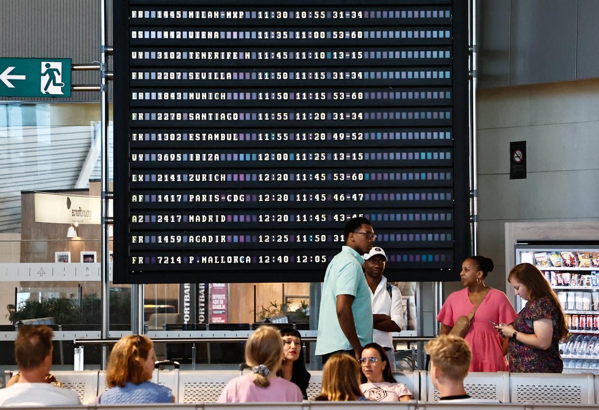 Pasajeros en el aeropuerto de Valencia, en una imagen de archivo.