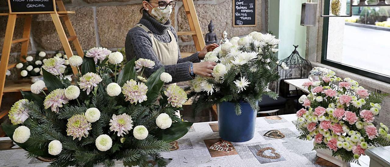 Vanesa López, propietaria de la floristería Trudel Waidele, en Pereiró.  |  // JOSÉ LORES