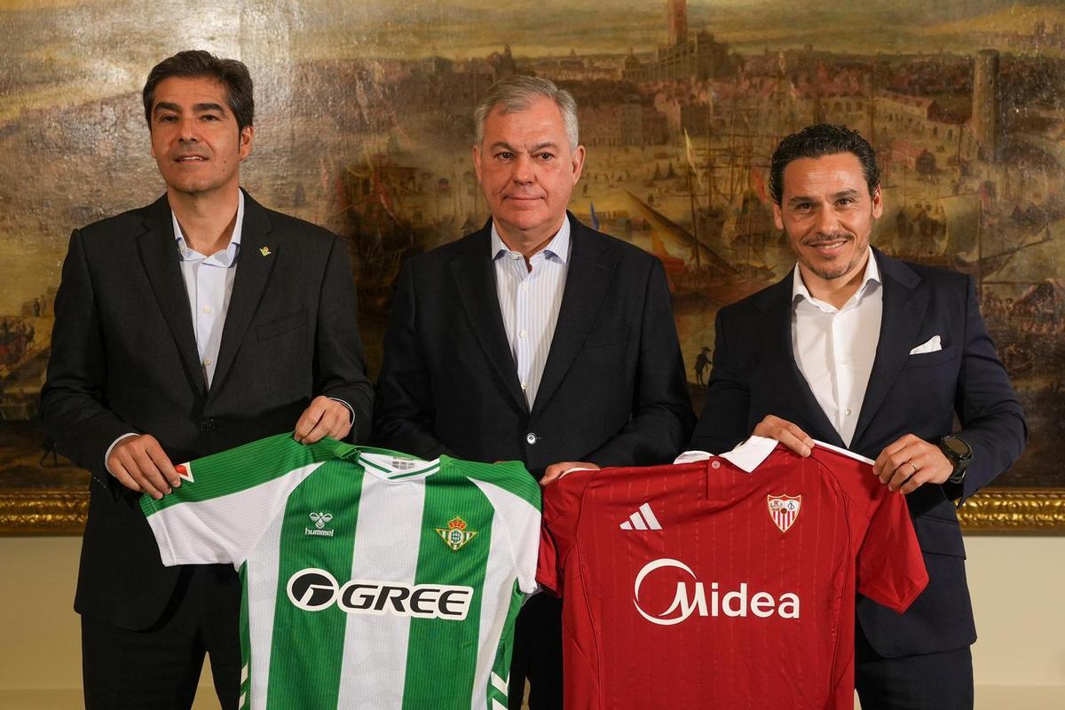 El Betis y Sevilla se reúnen en el Ayuntamiento antes "del mejor derbi de España"