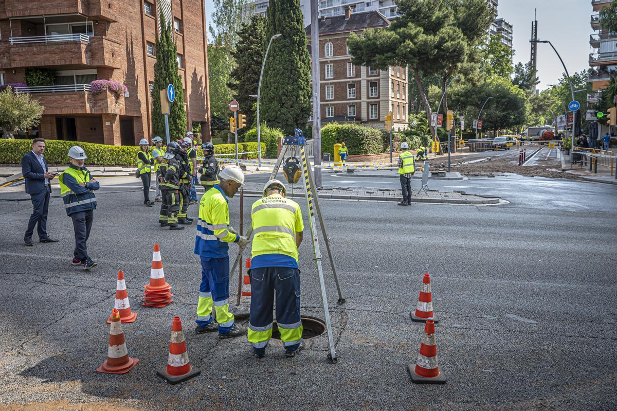 Escape de agua de grandes dimensiones en la avenida Pedralbes con el paseo Manuel Girona de Barcelona