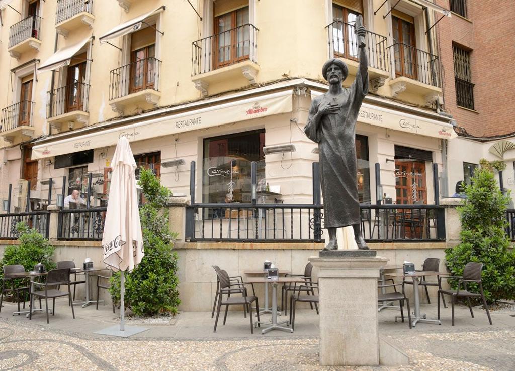 La estatua preside la entrada al Realejo. 