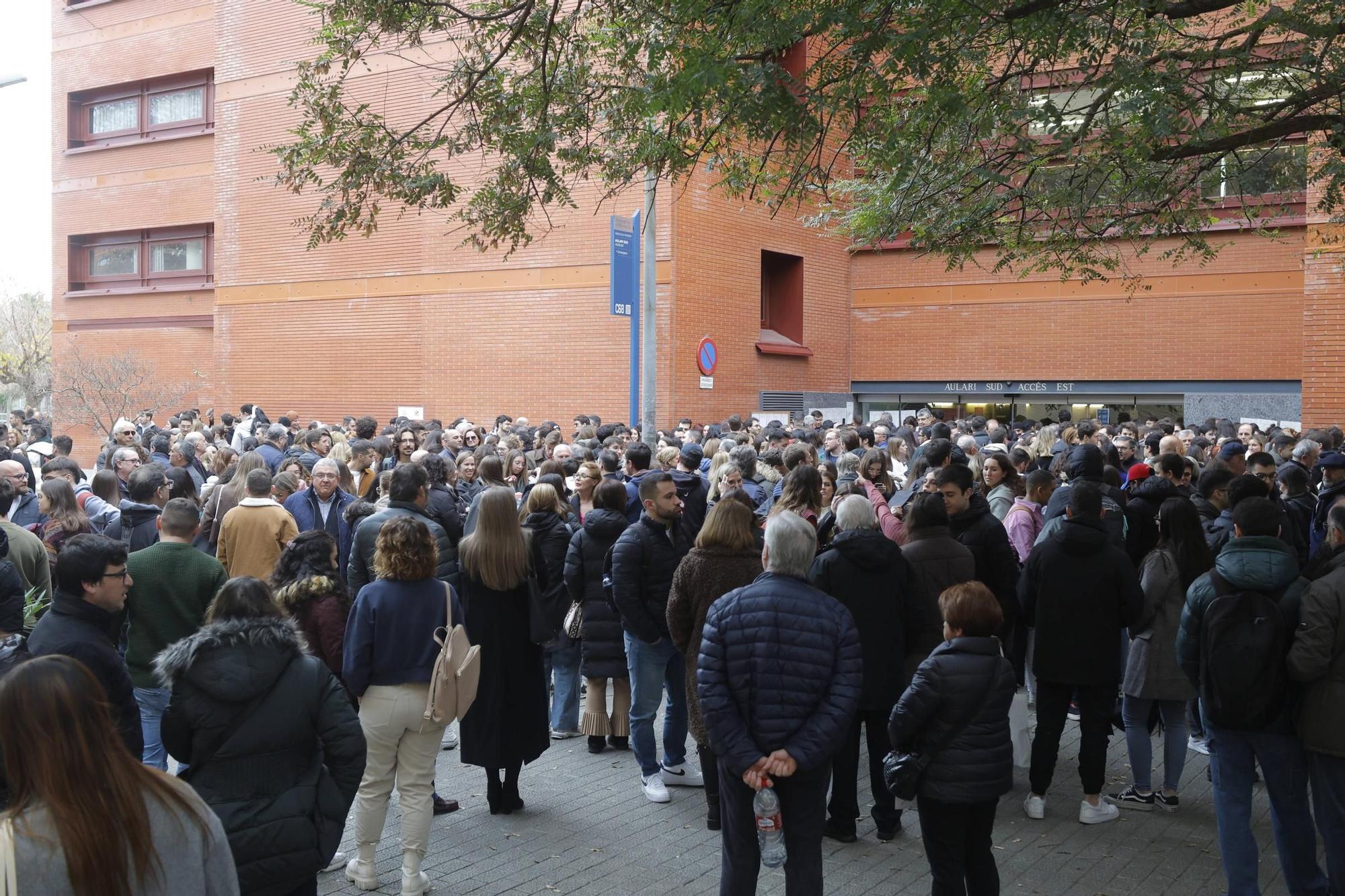 Miles de aspirantes se examinan en València.