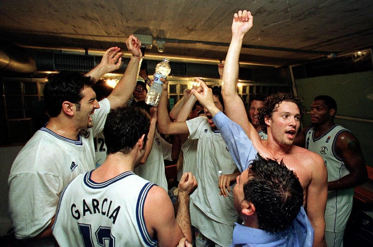 Los jugadores del Lucentum celebran el ascenso a la ACB tras vencer al Ourense en 2002.