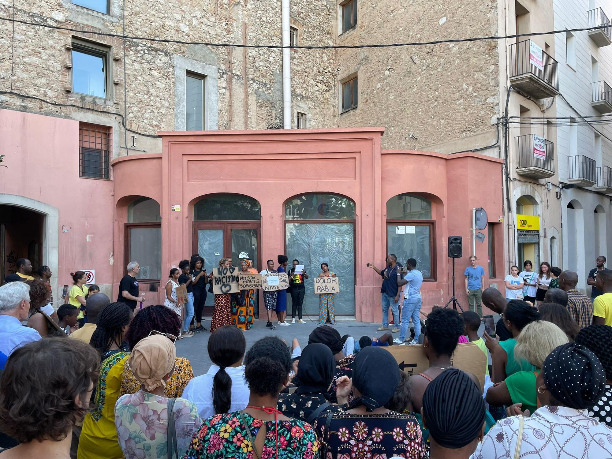 Entitats socials es manifesten a Figueres contra la vulneració de drets humans a Melilla