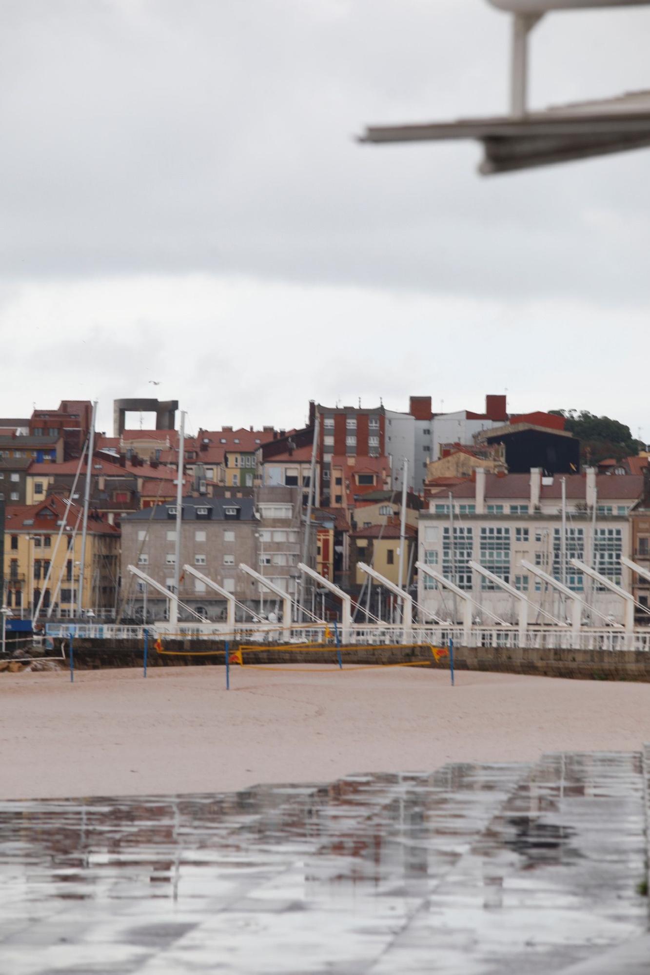 Las imágenes que deja el temporal en Gijón.