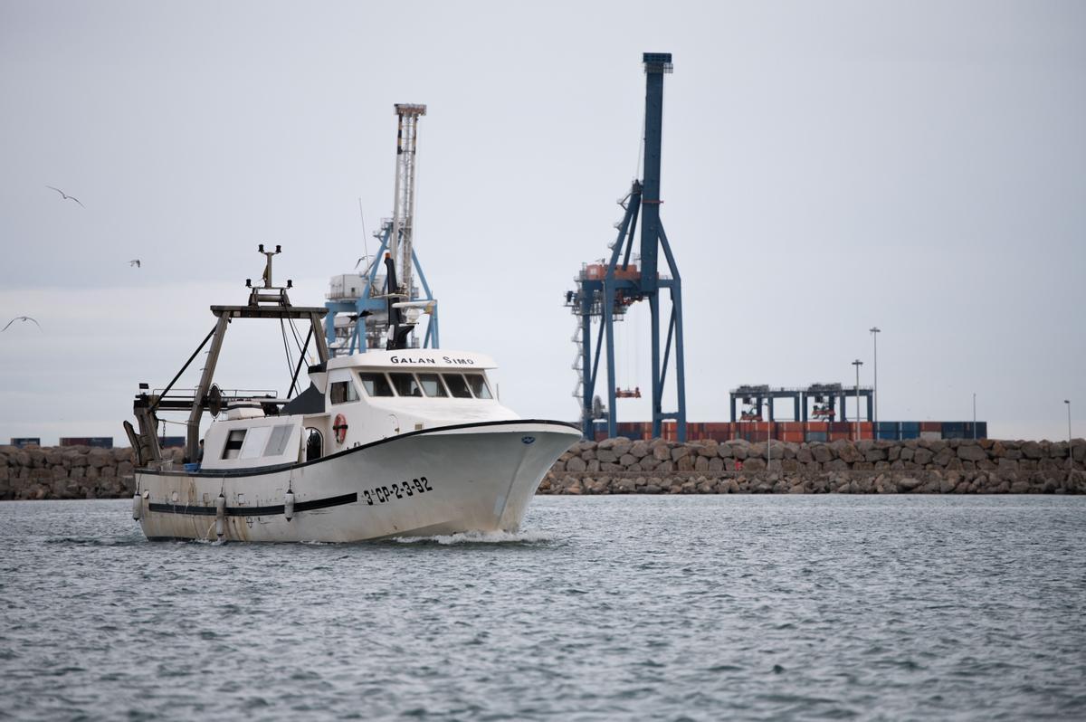 Un barco de arrastre llega al Grau después de faenar.