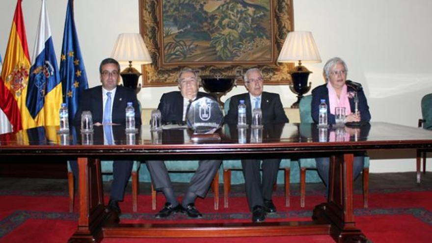 Jerónimo Saavedra, segundo por la izquierda, en la reunión de cronistas. | lp/dlp