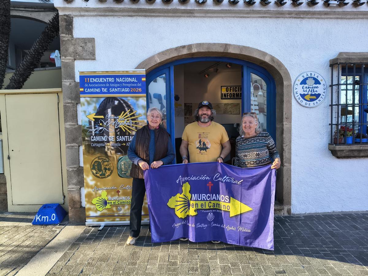 El espíritu jacobeo está muy arraigado en Xàbia. Ana Watt, junto a los representantes de Murcia