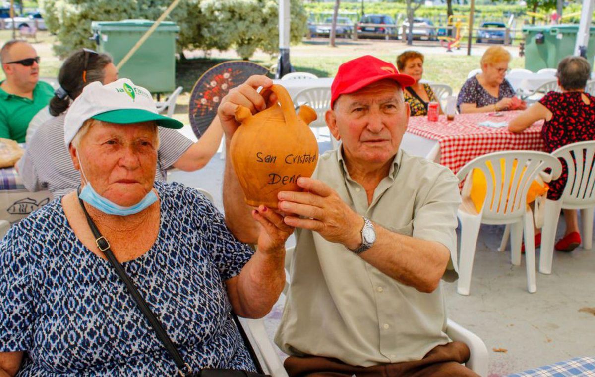 Los vecinos de Dena disfrutaron de la jornada festiva. | // IÑAKI ABELLA
