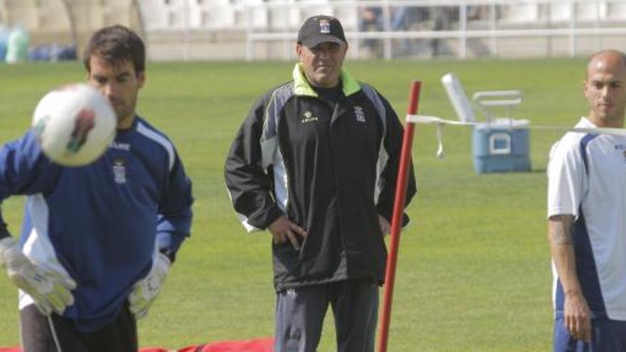 El técnico del Cartagena, Carlos Ríos, observa a Manolo Reina y Ander Lafuente en un entrenamiento.