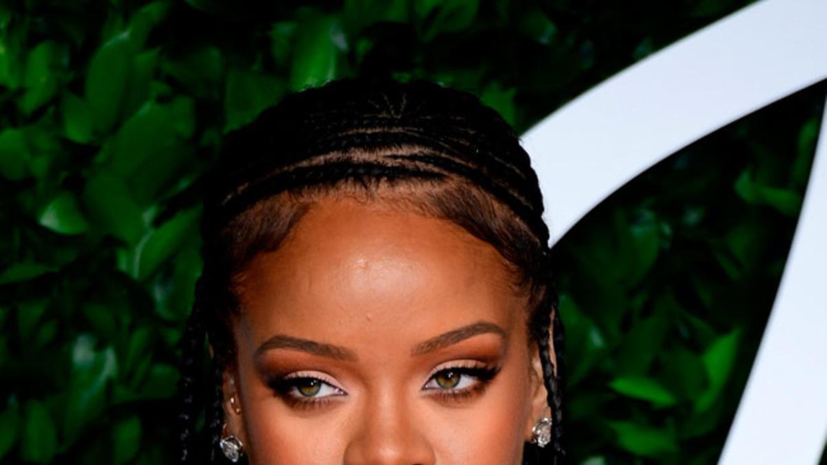 Rihanna con maquillaje de Fenty Beauty en los Fashion Awards 2019
