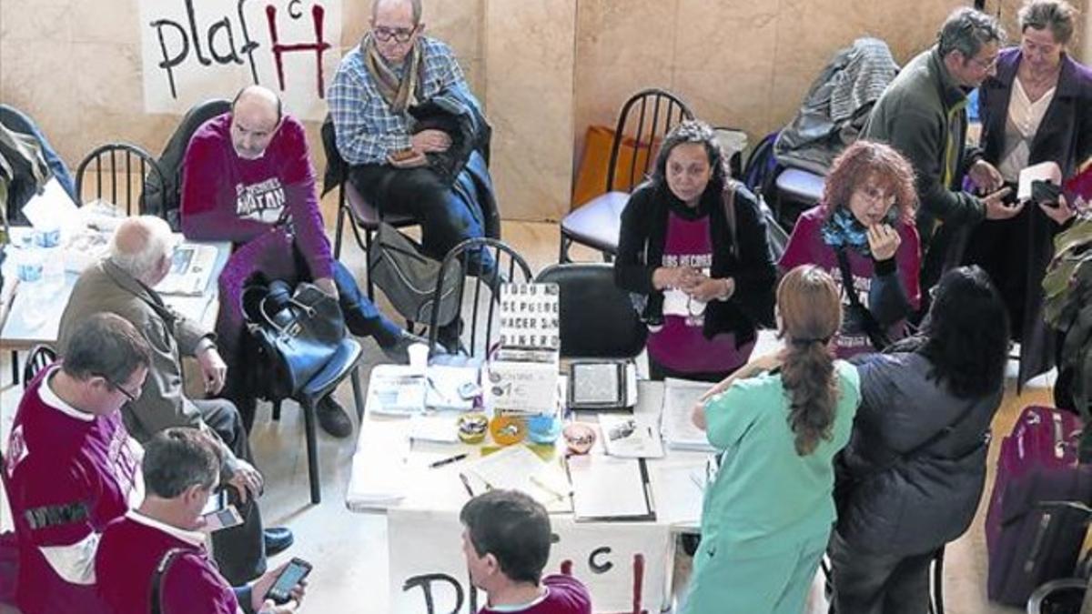 Enfermos de hepatitis C que mantienen un encierro en el Hospital 12 de Octubre, de Madrid, ayer.