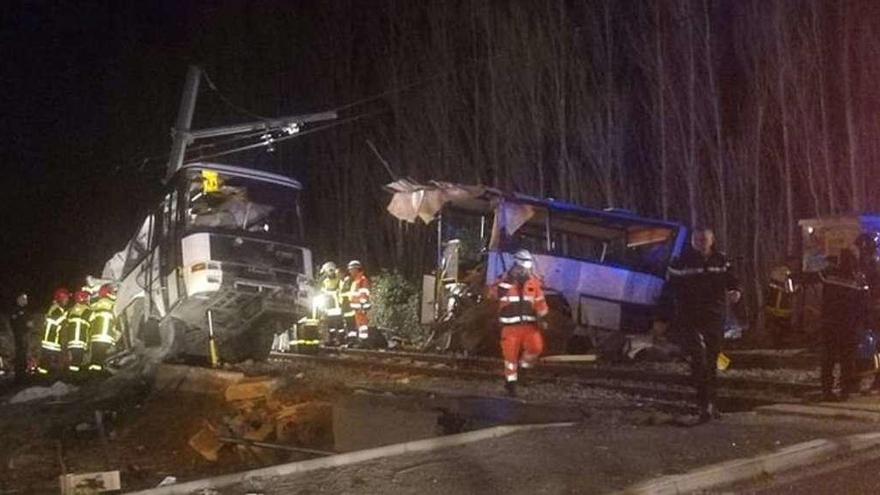 Al menos cuatro menores fallecen al chocar un tren y un bus escolar en Francia