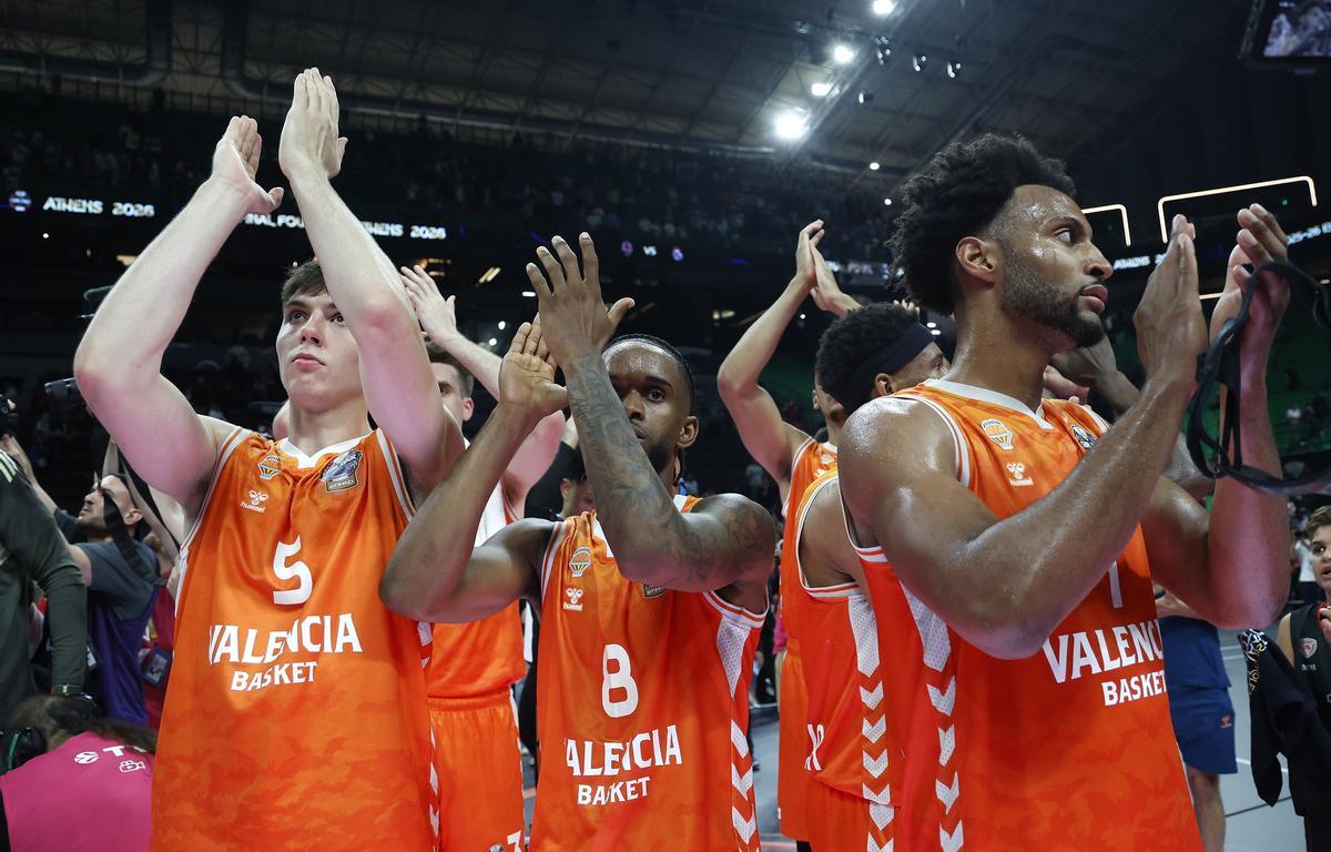 Los jugadores del Valencia Basket se dirigen a su afición tras el final del partido.