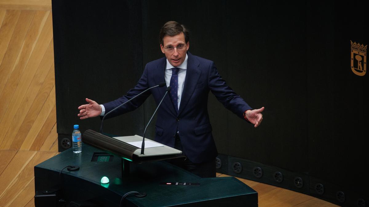 El alcalde de Madrid, José Luis Martínez-Almeida, en el pleno del Ayuntamiento.