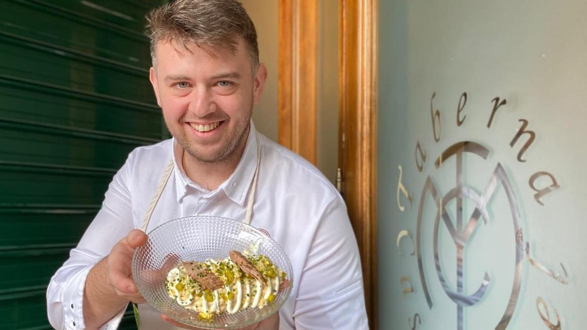 Jesús Moral, con la ensaladilla rusa de Taberna de Miguel (Bailén).