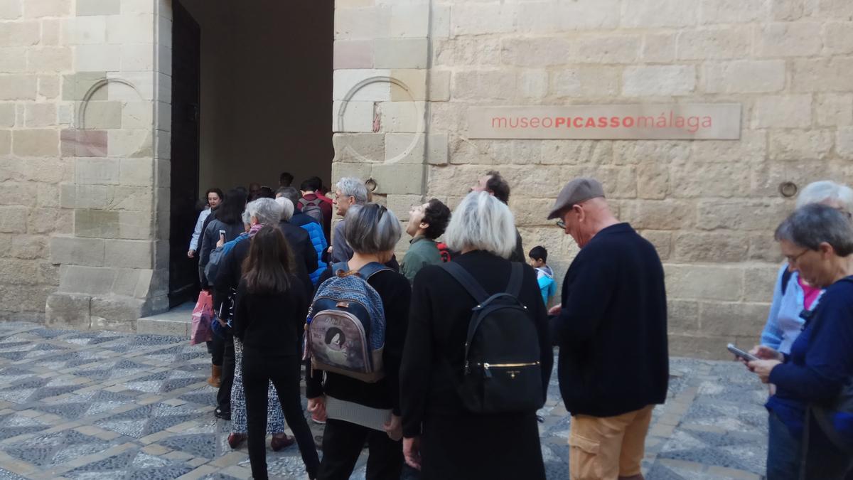 Turistas hacen cola en el Museo Picasso de Málaga.