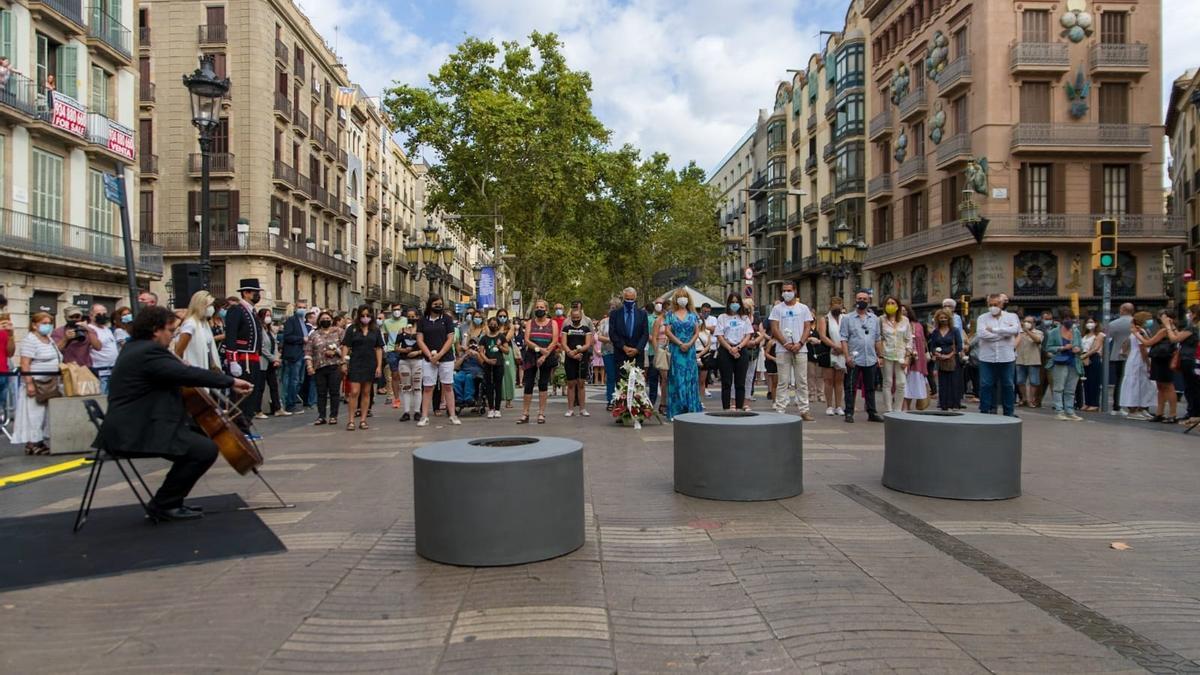 Aragonès, Colau, Batet i Raquel Sánchez recorden l&#039;atemptat del 17A al costat de víctimes i familiars en La Rambla de Barcelona